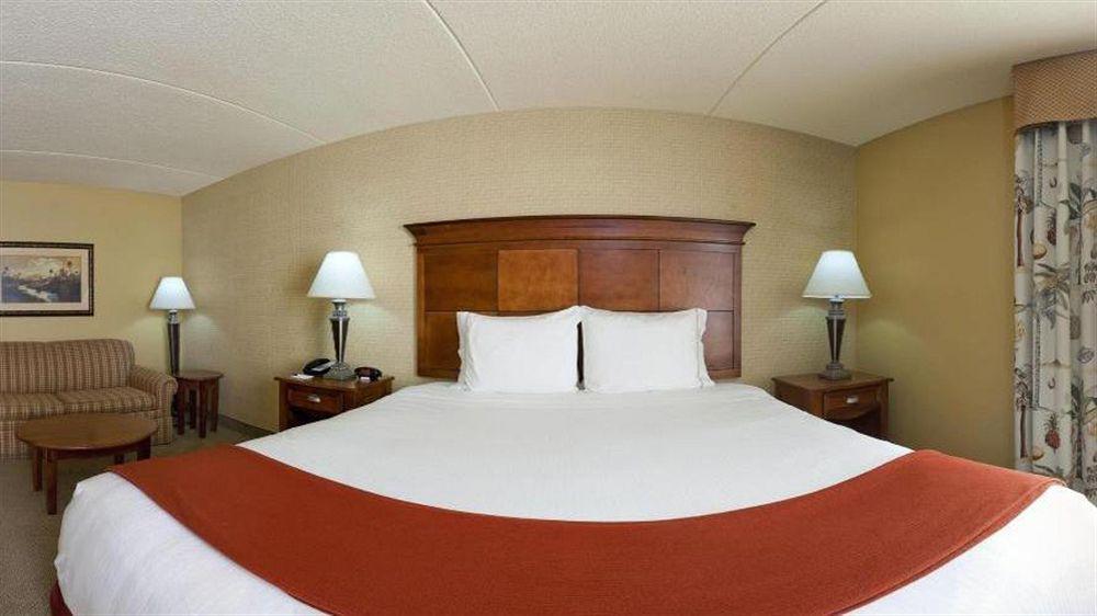Holiday Inn Express & Suites Bloomington By Ihg Exterior foto