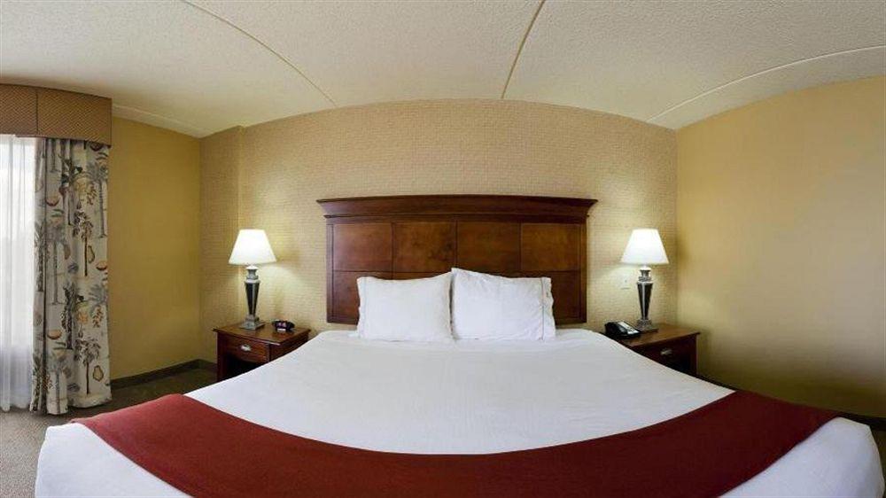 Holiday Inn Express & Suites Bloomington By Ihg Exterior foto